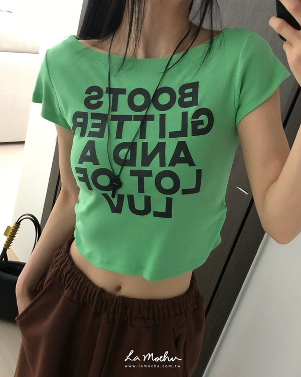 排列字母短版上衣